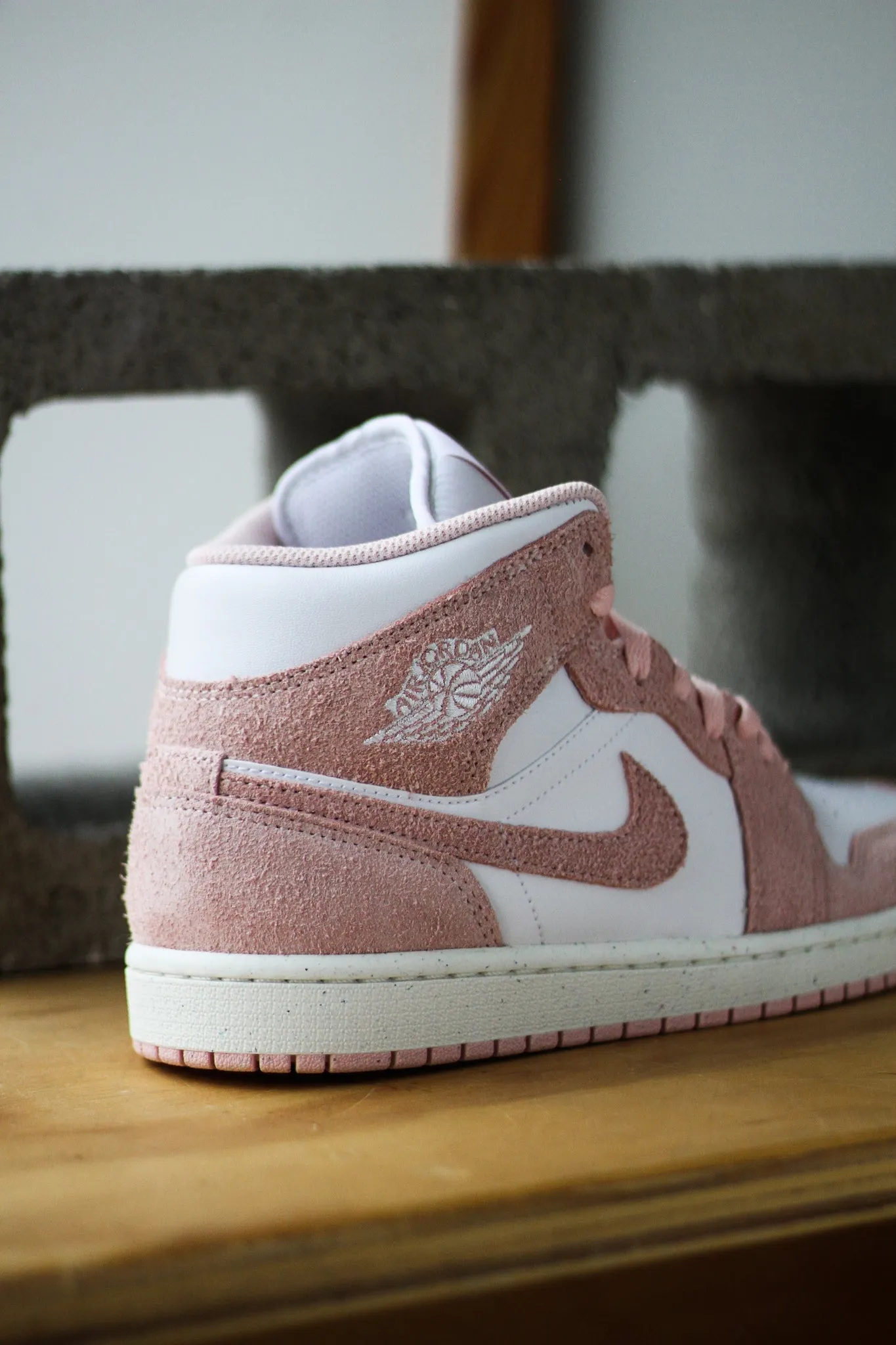 AIR JORDAN 1 MID SE "LEGEND PINK"