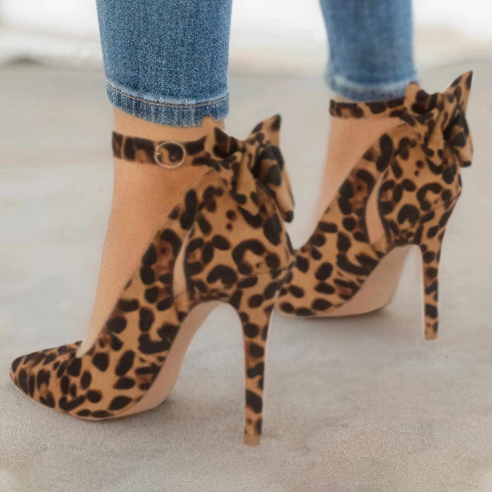 Glow Chic's Bow-Embellished High Heels – Stylish Footwear