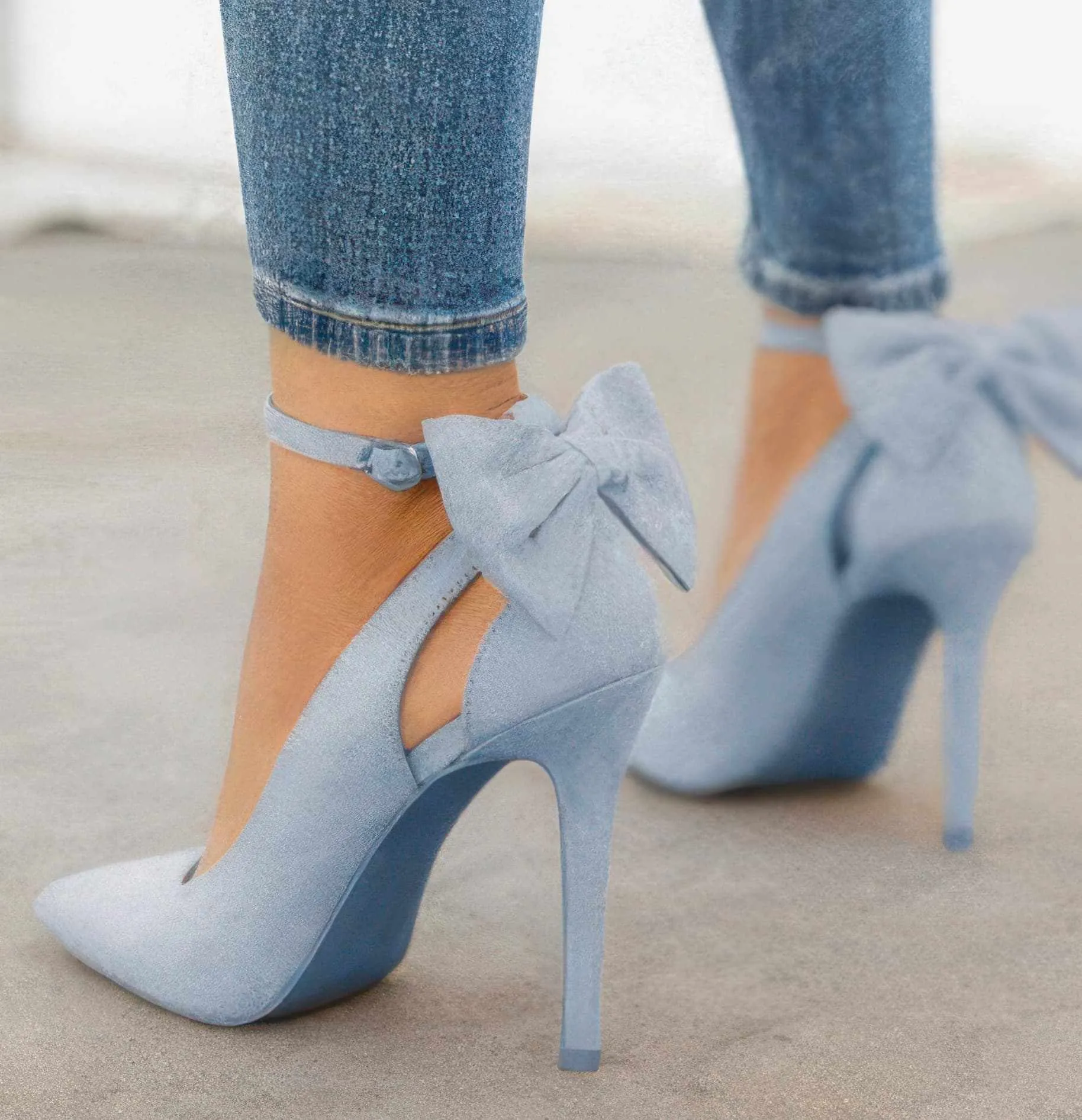 Glow Chic's Bow-Embellished High Heels – Stylish Footwear